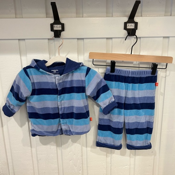 Magnificent Baby Blue Striped Magnetic 🧲 Coat and Pants Set - Picture 1 of 9